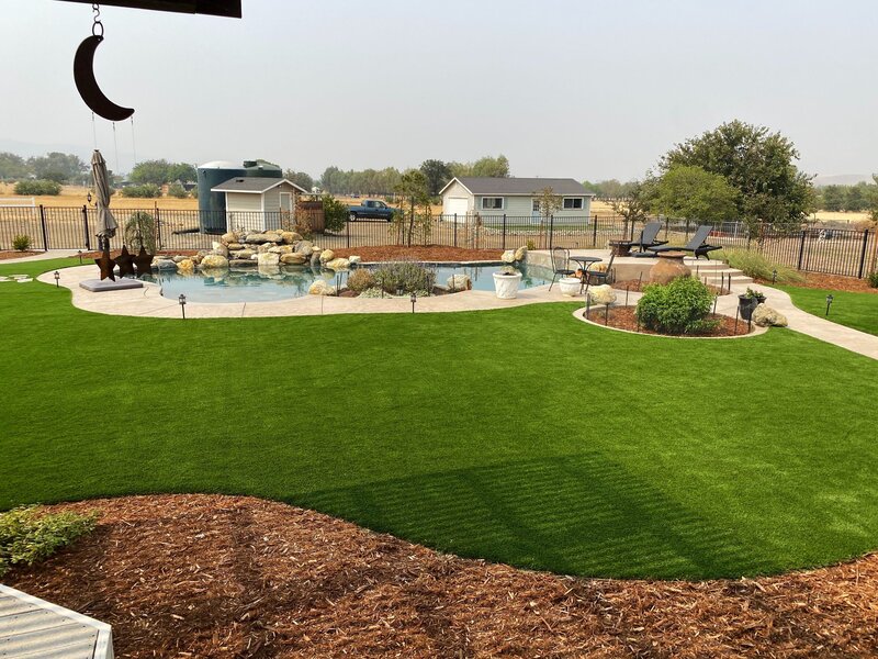 artificial-grass-lawn-around-garden-pool